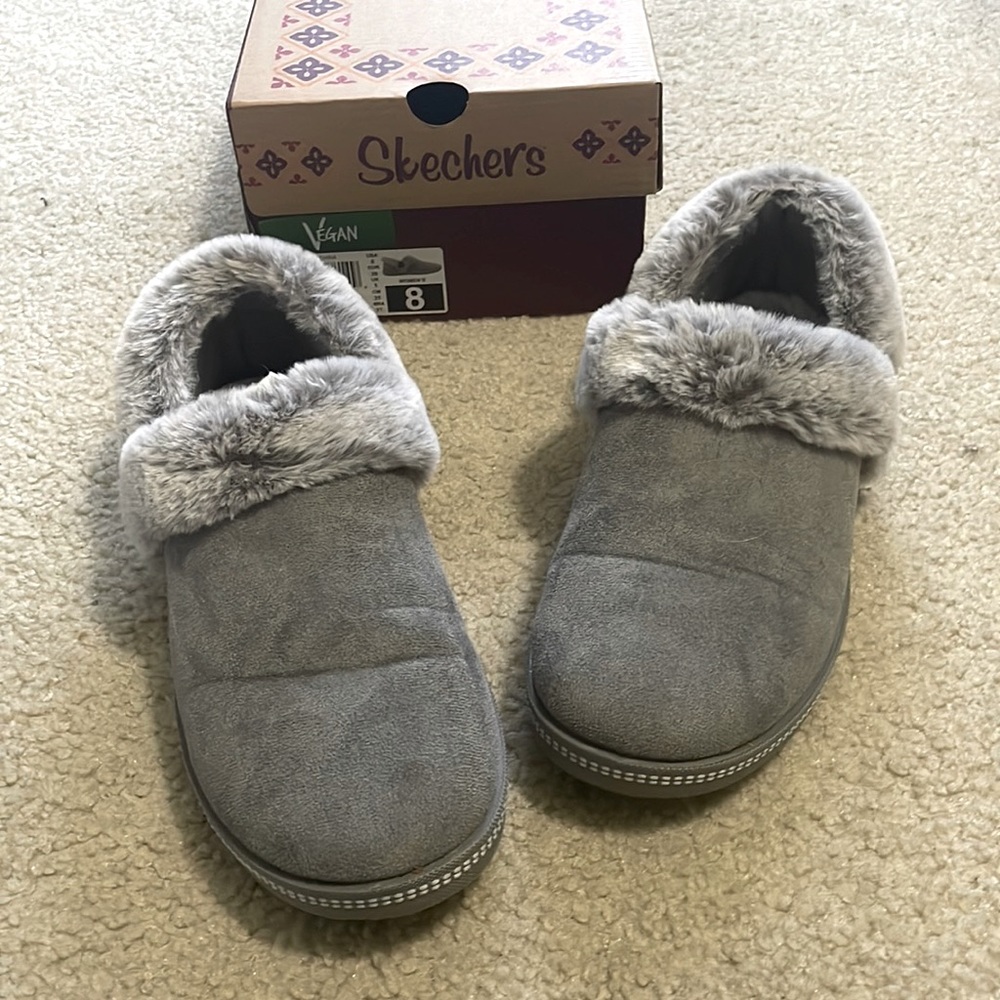 SKECHERS Women’s Slippers, Excellent Condition! Size 8, Gray and Fuzzy